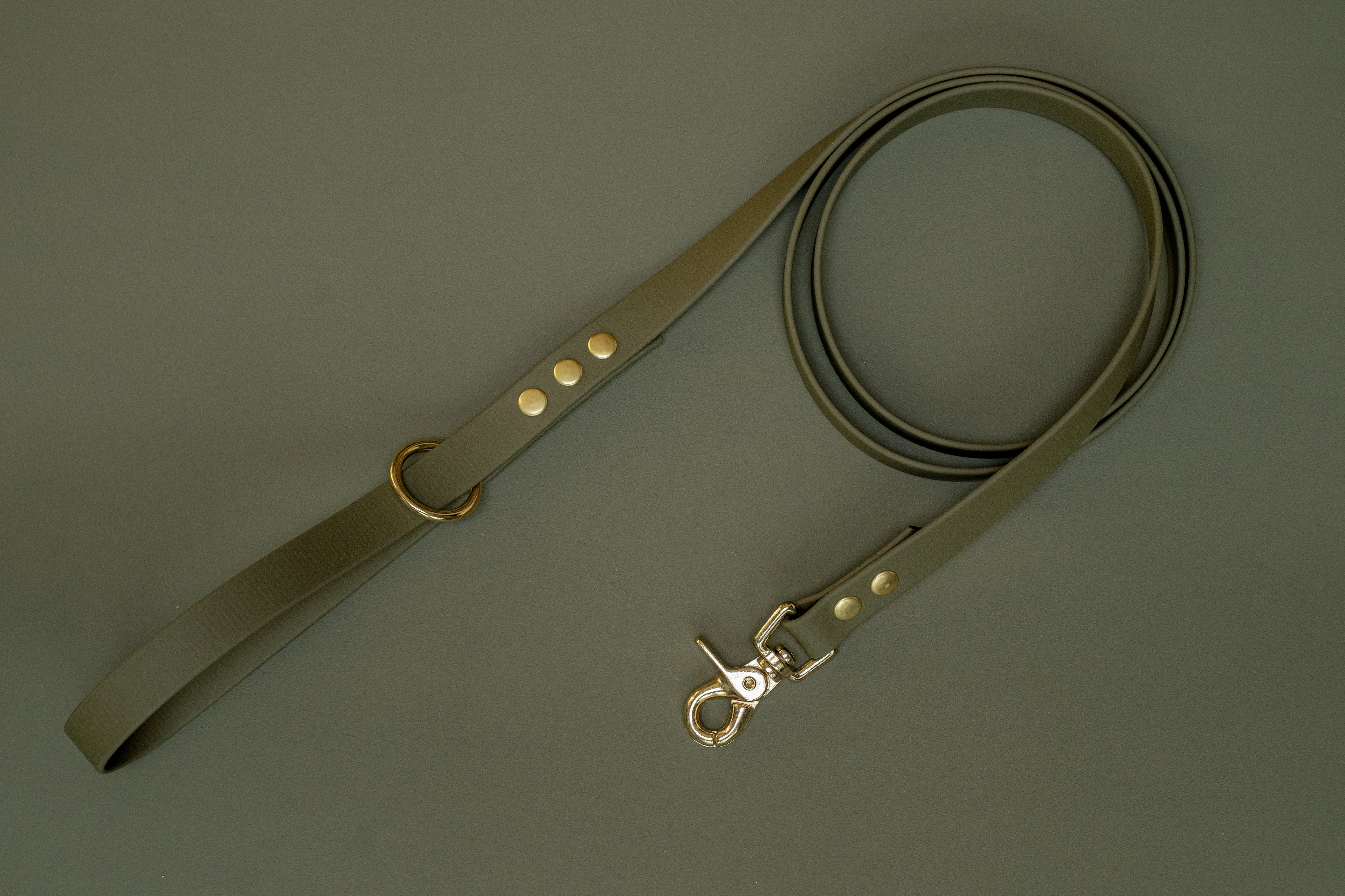 OLIVE GREEN | HONDENRIEM 150cm | messing haak