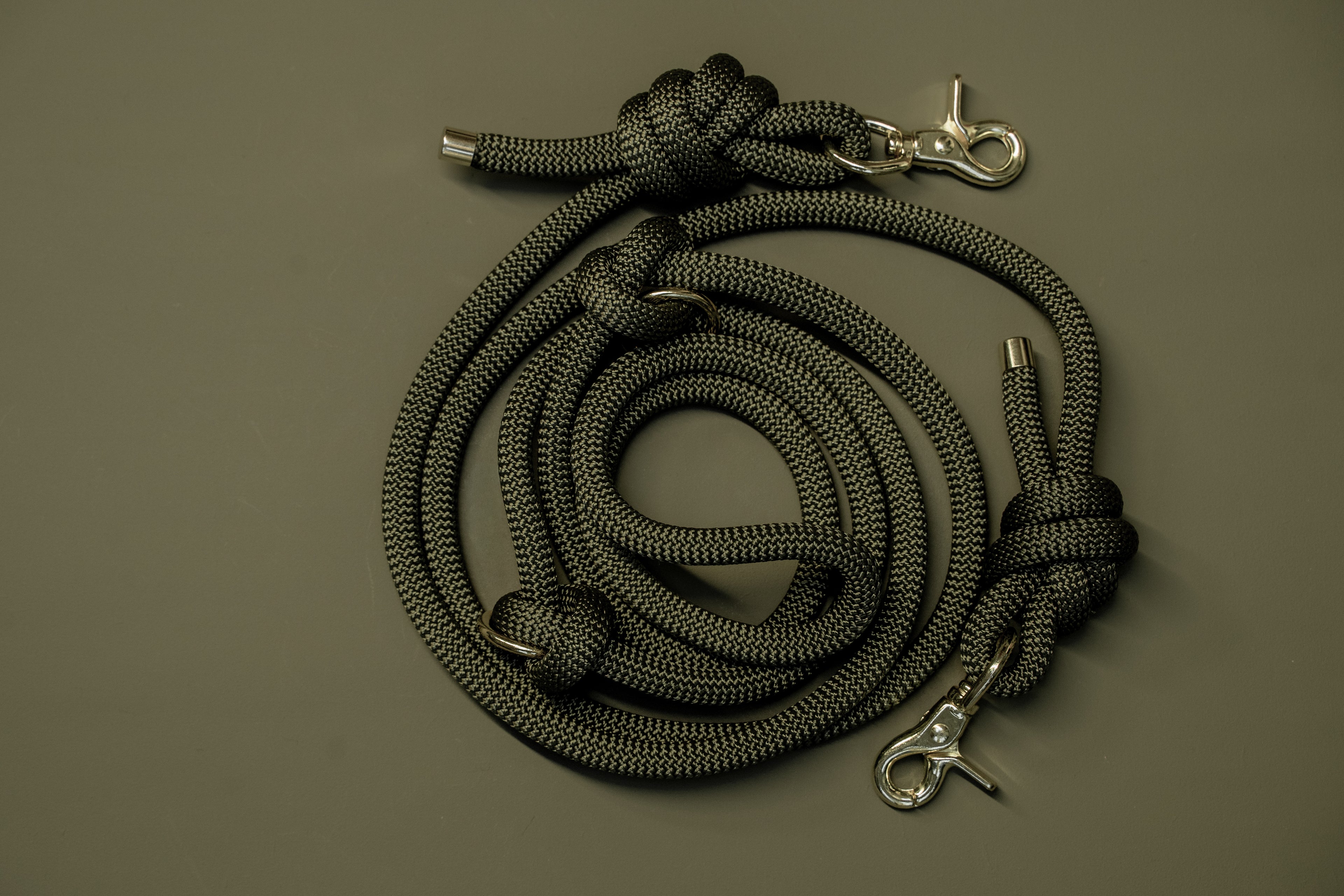 OLIVE GREEN | MULTIFUNCTIONELE HANDSFREE HONDENLIJN | 250 cm | messing haken