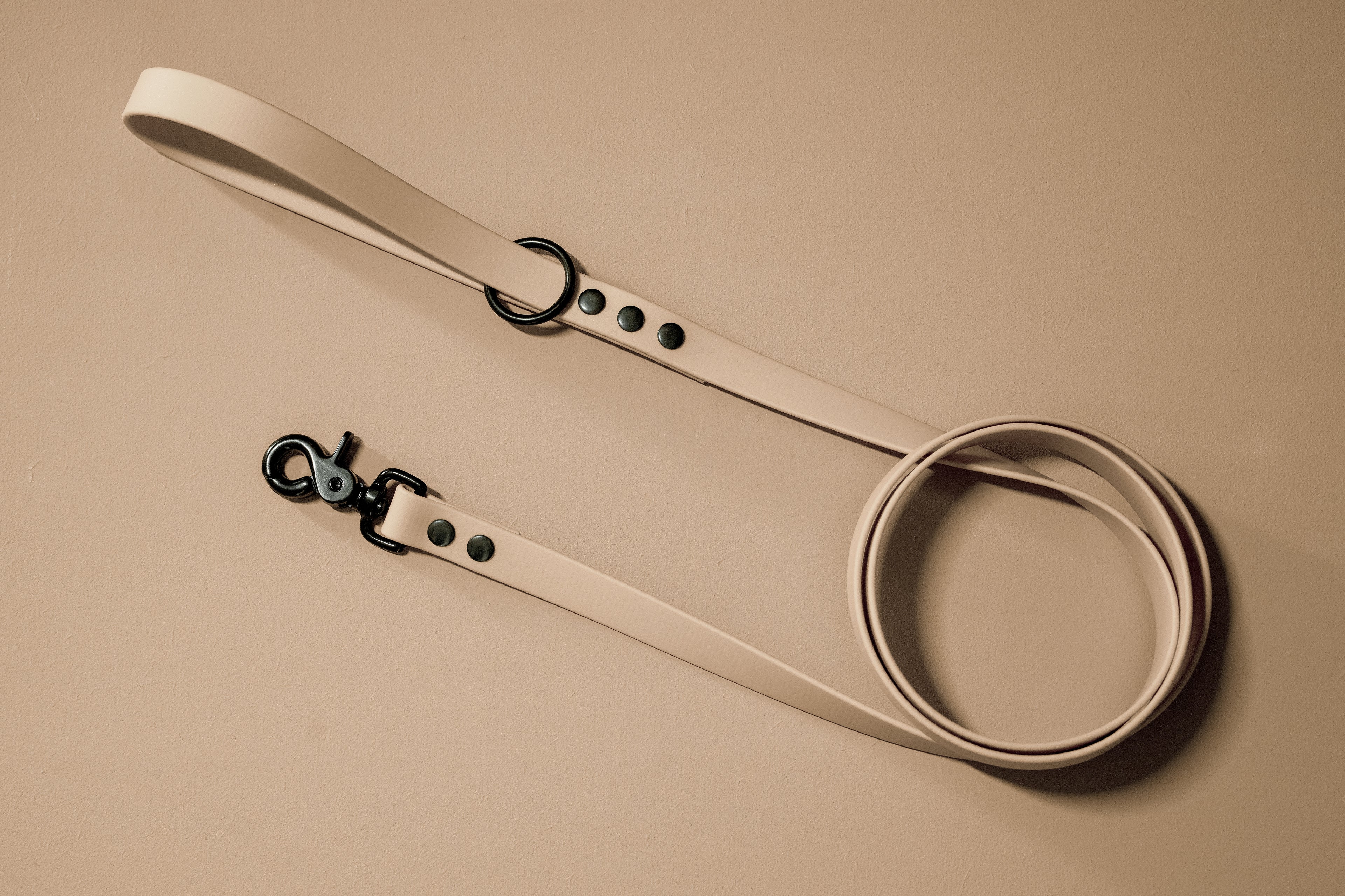 BEIGE | HONDENRIEM 150cm | zwarte haak