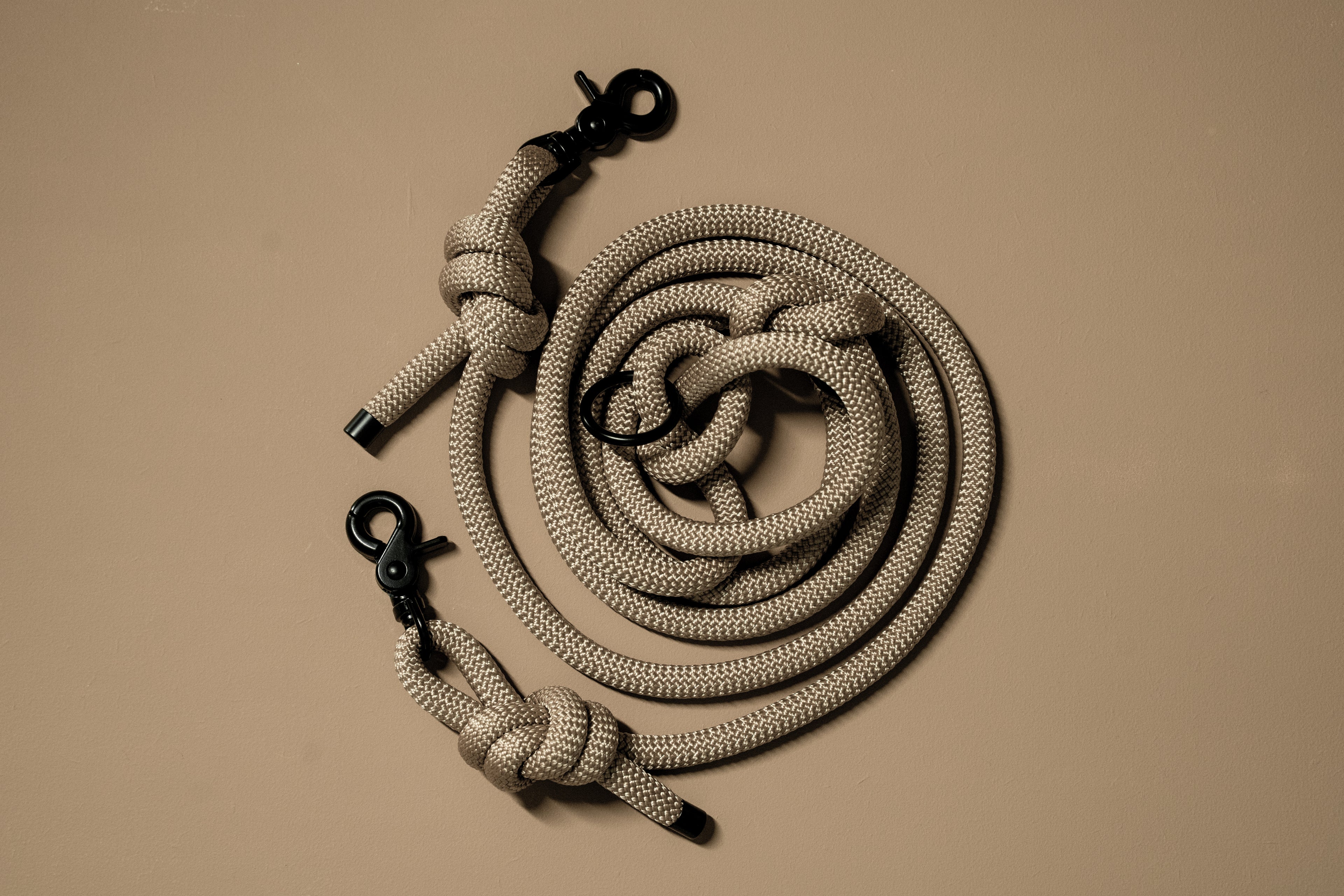 BEIGE | MULTIFUNCTIONELE HANDSFREE HONDENLIJN | 250 cm | zwarte haken