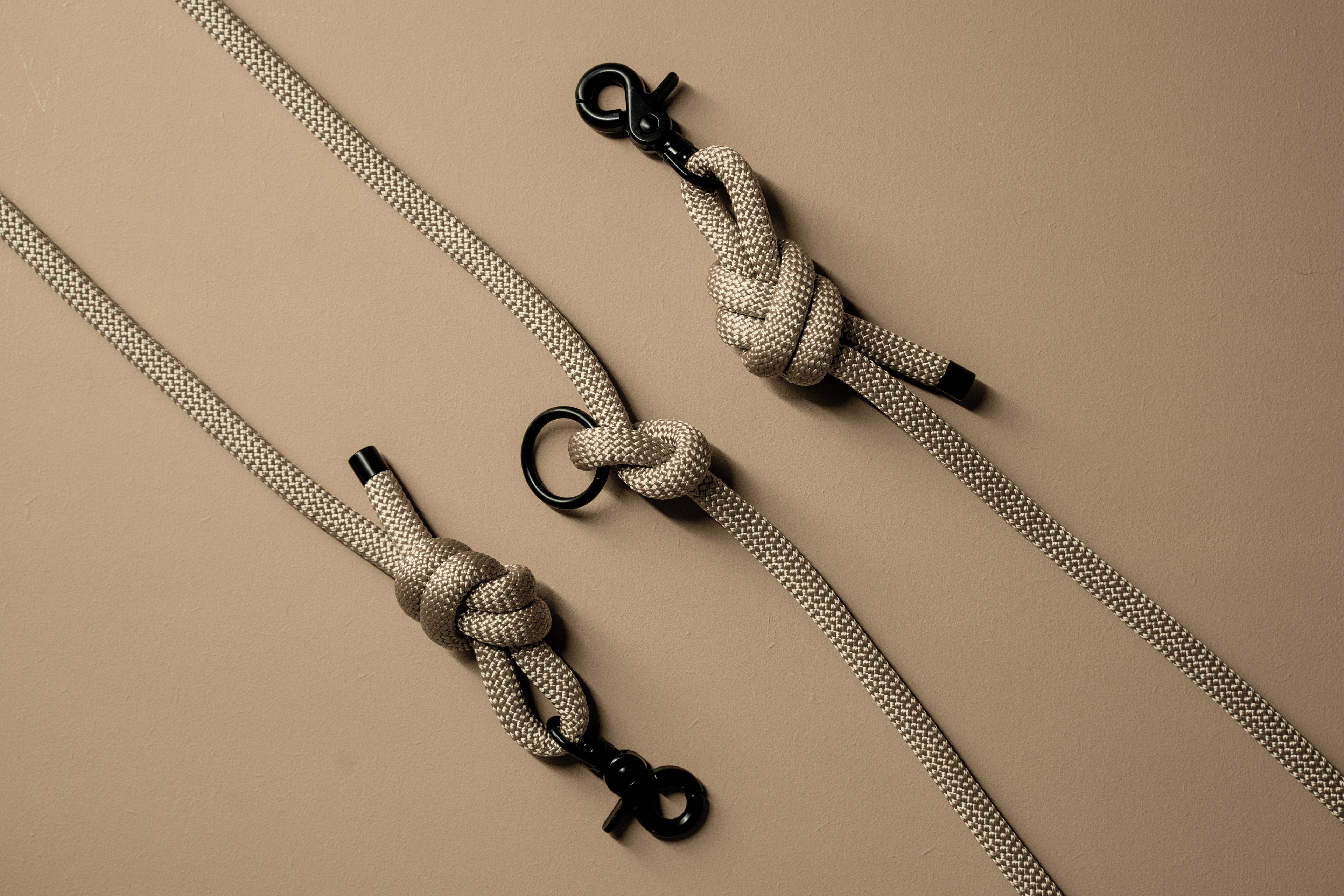 BEIGE | MULTIFUNCTIONELE HANDSFREE HONDENLIJN | 250 cm | zwarte haken