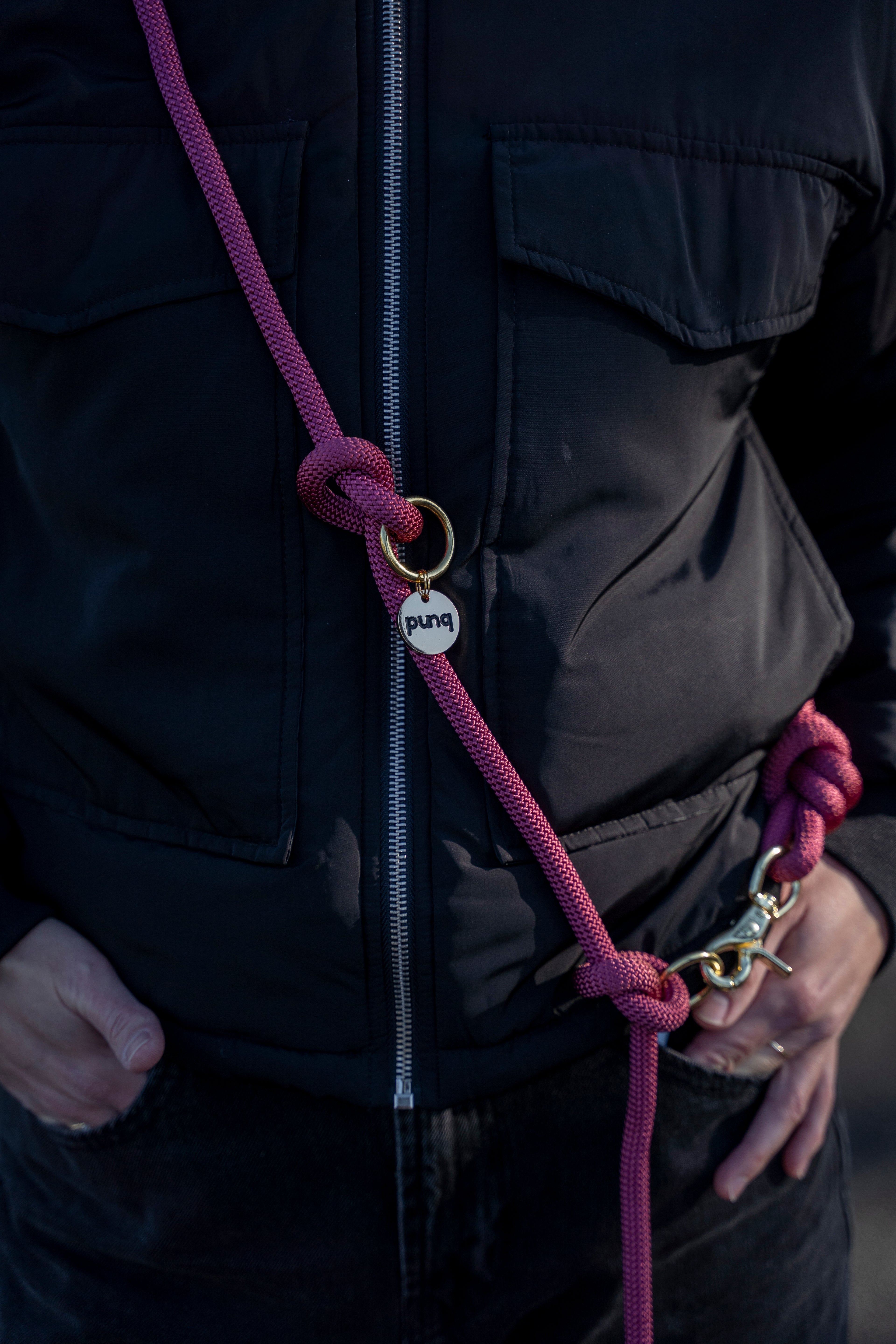 close-up van multifunctionele handsfreelijn van het merk punq. kleur wine red